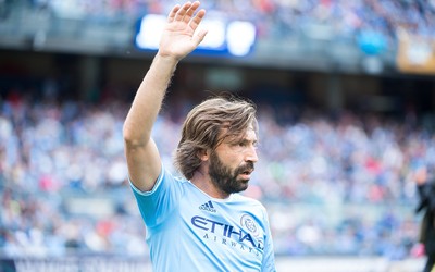 DP体育-凯利进球后教练冲进场拥抱